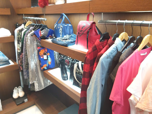 Tienda de ropa CALIENTE MURCIA Tienda de Moda últimas tendencias en ropa, bolsos, accesorios y zapatos de primeras marcas en Murcia