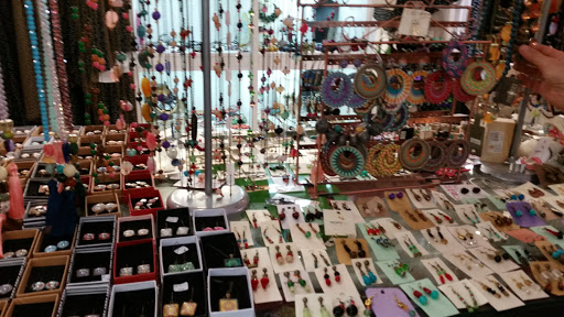 Tienda de ropa Complementos Esmeralda en Sevilla