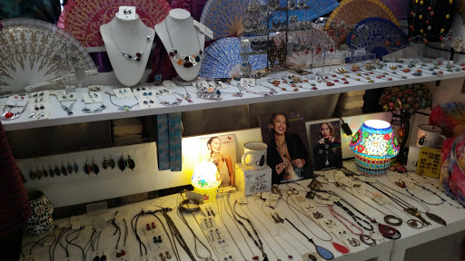 Tienda de ropa Complementos Esmeralda en Sevilla