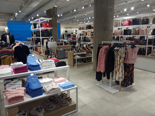 Guess - Tienda de ropa en Sevilla Tienda de ropa Guess Sevilla