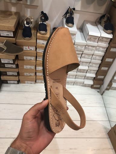 Zapatería Handmade Avarcas and Espadrilles en Barcelona