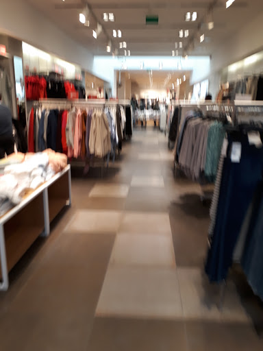 Tienda de ropa H&M en Badalona