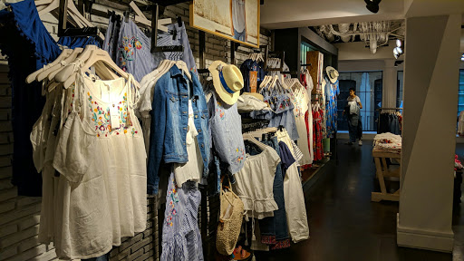 Tienda de ropa Springfield Man & Woman en Granada