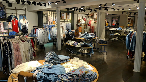 Tienda de ropa Springfield Man & Woman en Granada