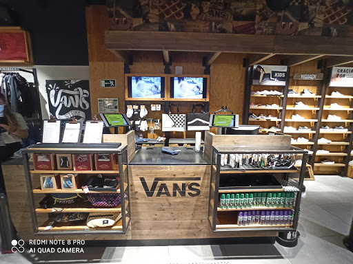 Tienda de ropa VANS Store Barcelona Portaferrissa en Barcelona