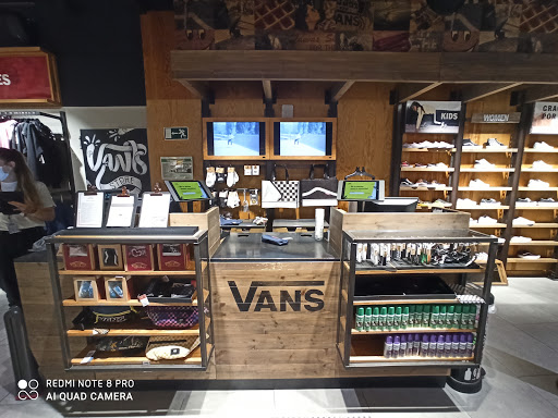 Tienda de ropa VANS Store Barcelona Portaferrissa en Barcelona