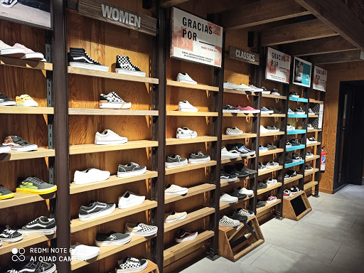 Tienda de ropa VANS Store Barcelona Portaferrissa en Barcelona