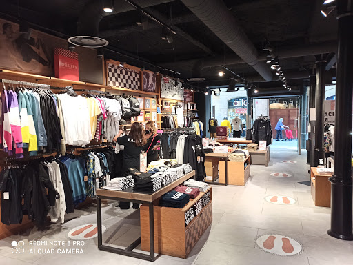Tienda de ropa VANS Store Barcelona Portaferrissa en Barcelona