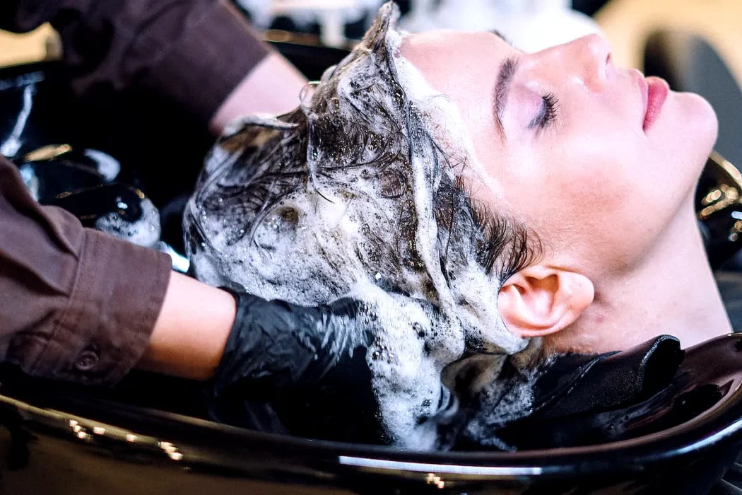 Estilo y comodidad en las peluquerías: Los lavacabezas profesionales que marcan tendencia (2024)